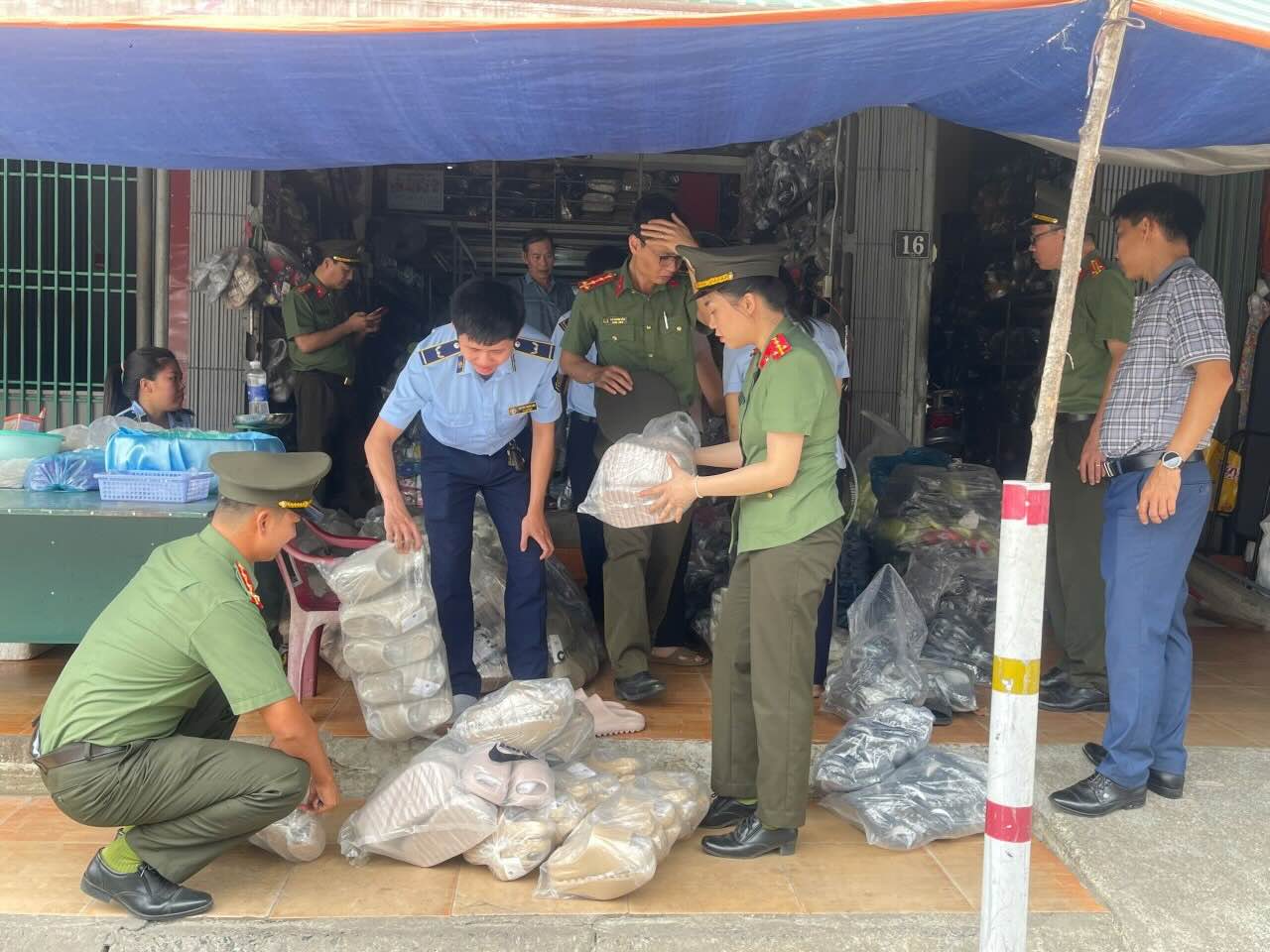 Functional forces discovered 350 counterfeit footwear products. Photo: Quang Tri Provincial Police