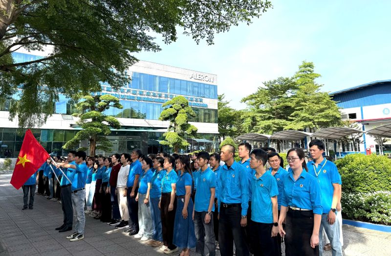 Nghi lễ chào cờ, hát Quốc ca tại Công đoàn Công ty Giầy Aleron Việt Nam. Ảnh: Lê Văn