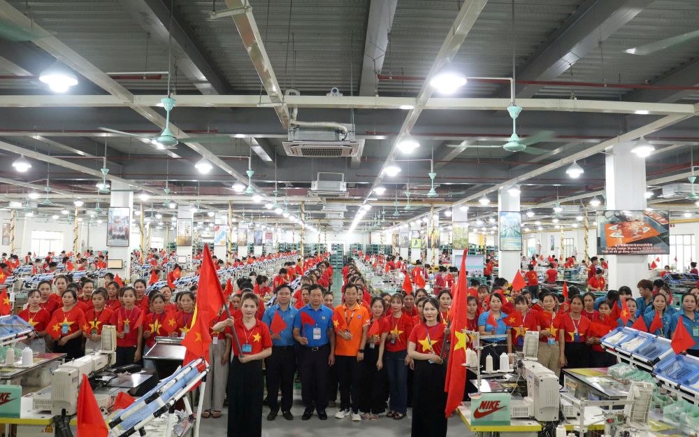 Tổ chức nghi lễ chào cờ, hát Quốc ca tại Công ty TNHH Giầy Annora Việt Nam. Ảnh: Lê Văn