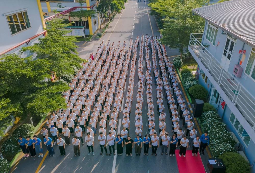 Nghi lễ chào cờ, hát Quốc ca đầu tuần làm việc tại Công ty TNHH Giầy Weilina Việt Nam. Ảnh: Lê Văn