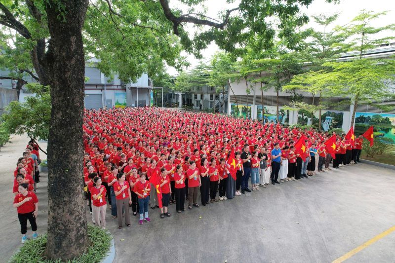 Công đoàn Công ty TNHH Giầy Venus Việt Nam tổ chức nghi lễ chào cờ, hát Quốc ca đầu tuần. Ảnh: Quách Du