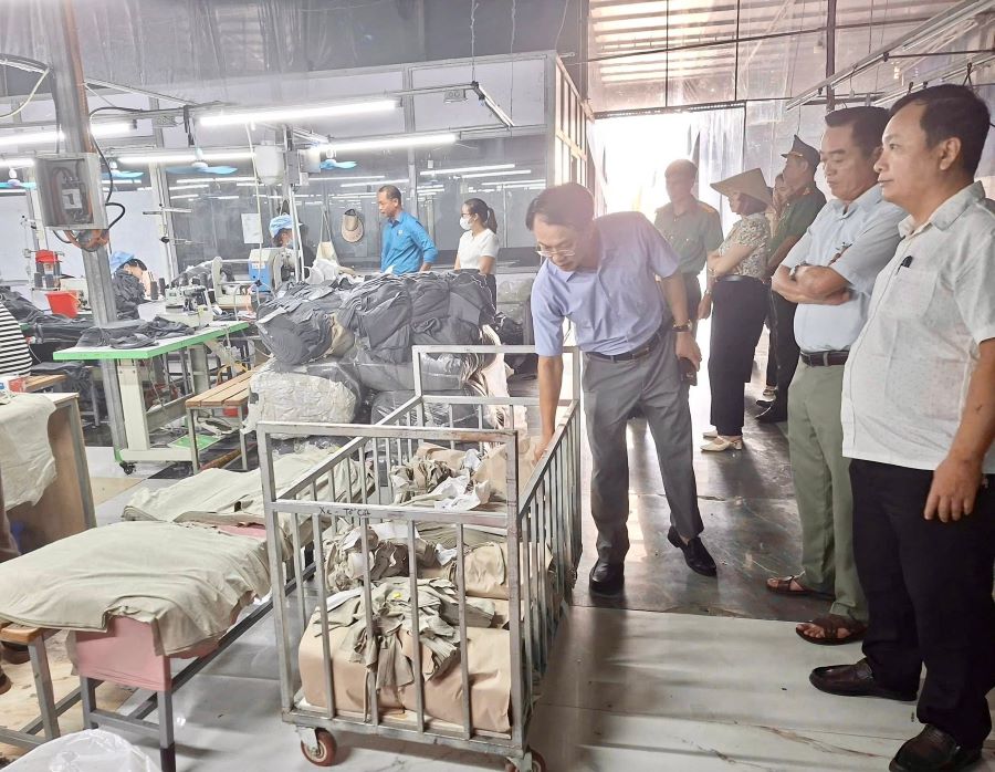 Inter-sectoral supervisory delegation inspects the implementation of labor laws, occupational safety and health, and fire prevention and fighting at Trong Phuc Garment Co., Ltd. Photo: Nghe An Trade Union