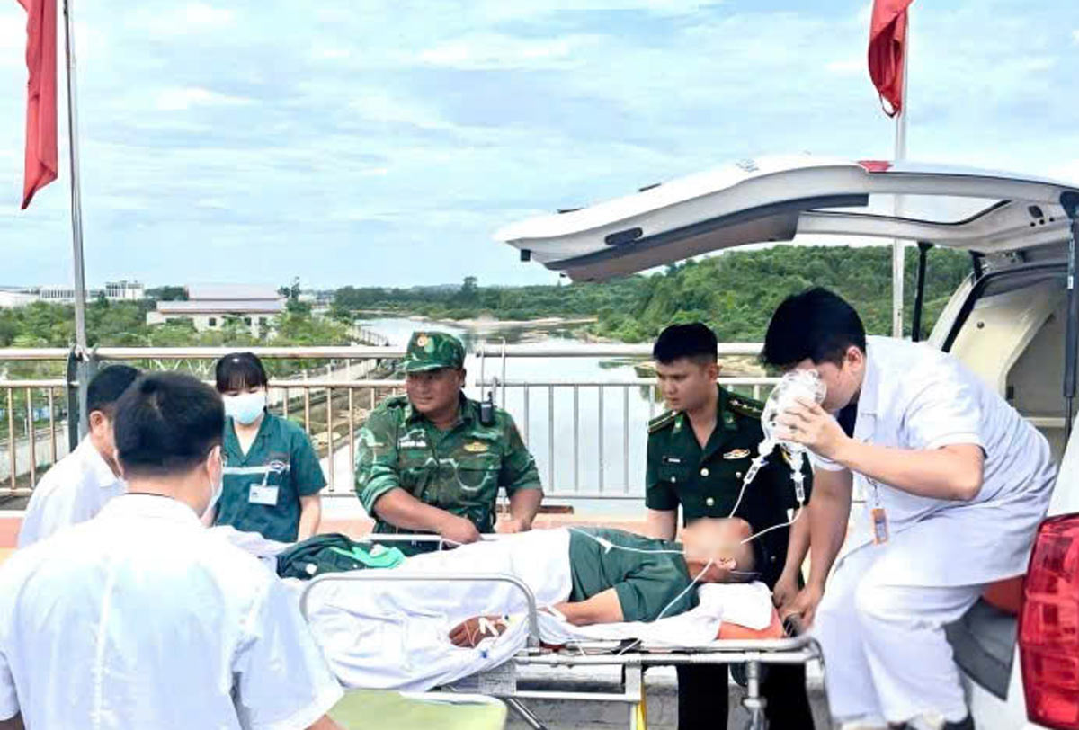 Coordinating to open a "green channel" for ambulances to take patients out to China for treatment. Photo: Mong Cai International Border Gate Border Guard Station