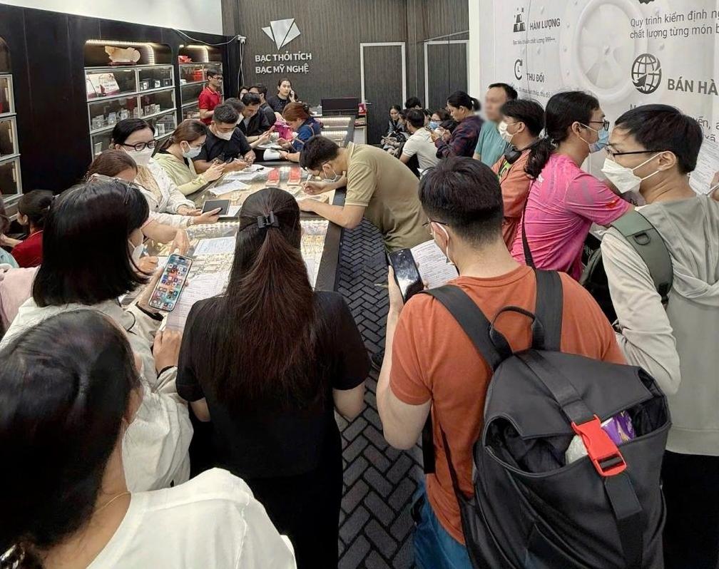 Gần đây, bạc miếng và bạc thỏi trở thành mặt hàng được nhiều người tìm mua. Ảnh: Linh Đan