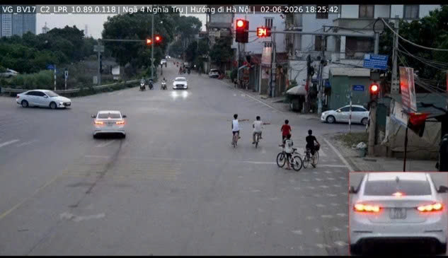 Hung Yen Police recorded 106 violations and handled fines remotely. Photo: Hung Yen Police