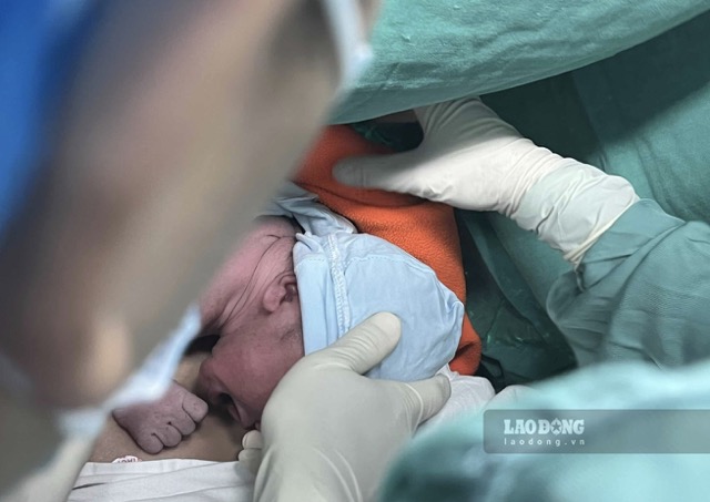 Non-specialized officials who give birth after July 1, 2025, if they pay social insurance for 6 months, will be entitled to maternity benefits. Pictured is the moment of a baby's birth at the hospital. Photo: Thuy Linh