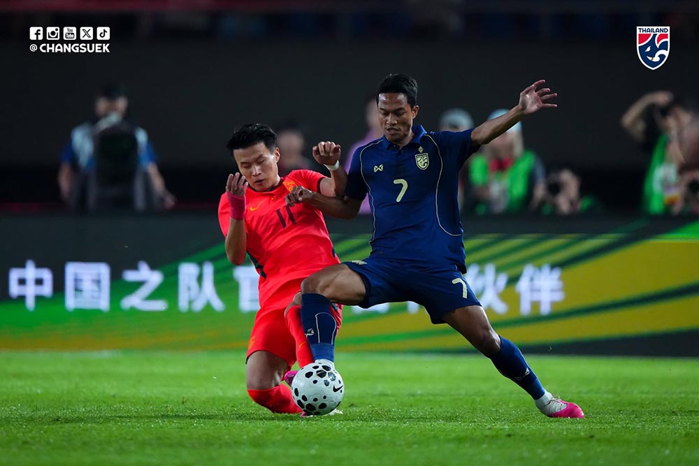 The Thai team (blue jersey) played resiliently, keeping a clean sheet in the 0-0 draw against the Chinese team. Photo: FAT
