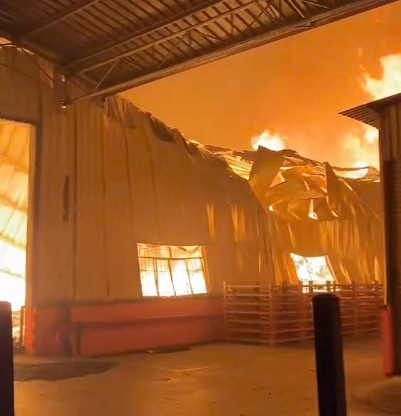 Incendie d'un atelier dans une entreprise de production de meubles en bois du quartier de Bình Cơ, Hô Chi Minh-Ville. Photo: Fournie par un lecteur