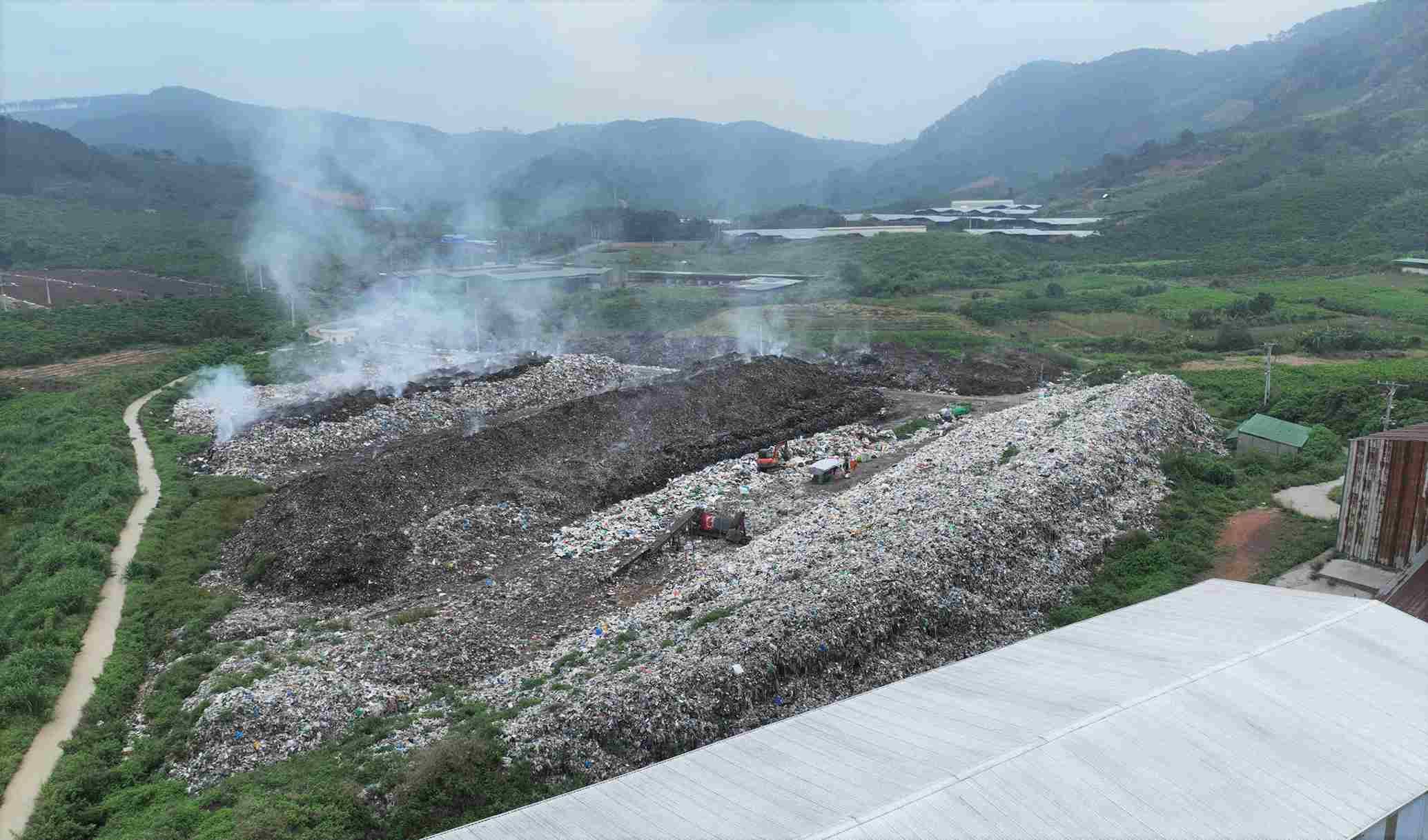Bãi rác tại xã Đinh Văn Lâm Hà quá tải, thường xuyên phát sinh khói và mùi hôi. Ảnh: Phúc Khánh
