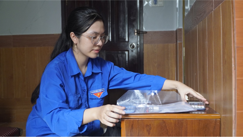 Lan thu xếp đồ đạc cá nhân, kiểm tra giấy tờ tham gia dự thi. Ảnh: Nguyên Anh