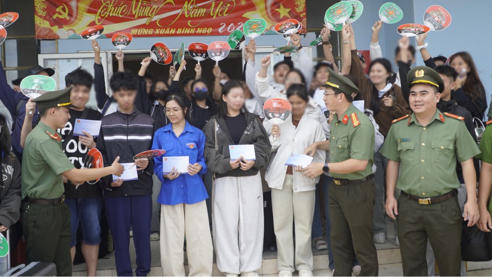 Lan nhận được phần học bổng hỗ trợ của Đoàn Thanh niên Công an tỉnh An Giang ngay khi vào đất liền dự thi. Ảnh: Nguyên Anh