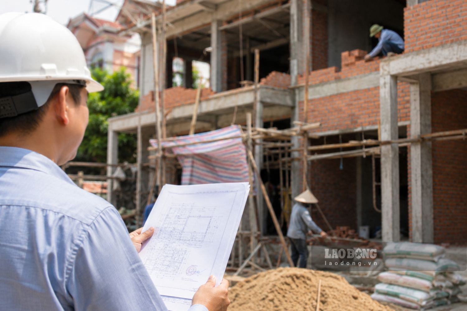 Applying for a 3-story house construction permit, commune requests additional papers, Ministry of Construction responds