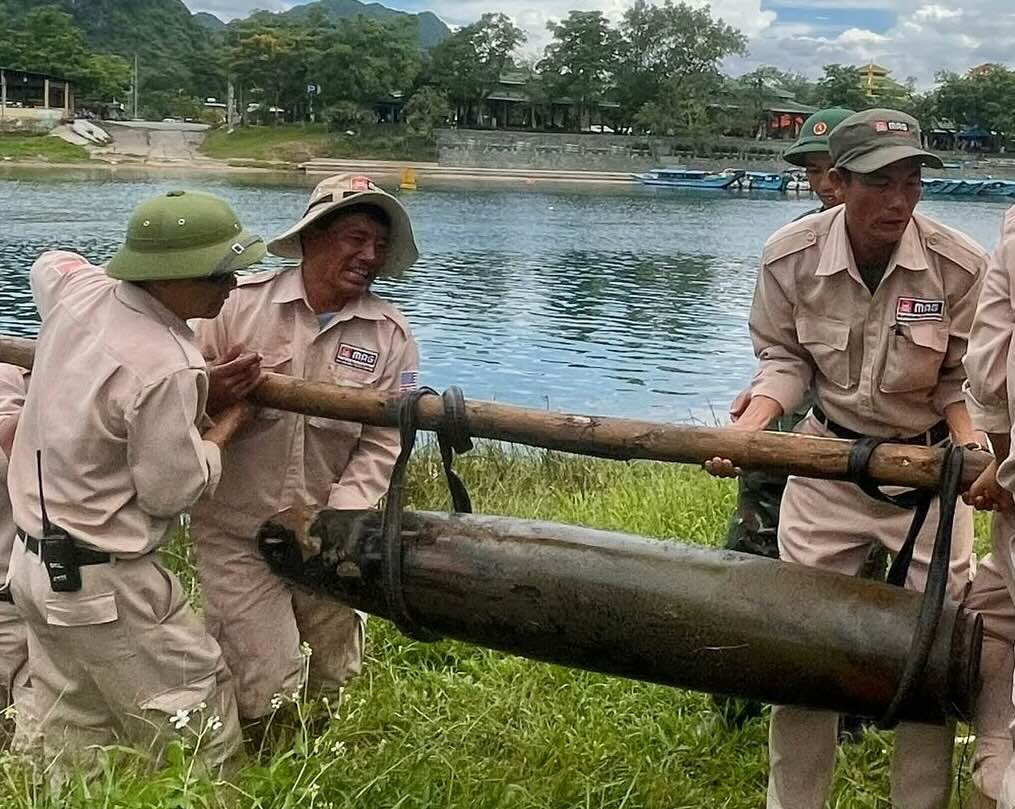 The 227kg aircraft bomb was discovered near Phong Nha boat wharf. Photo: MAG Vietnam