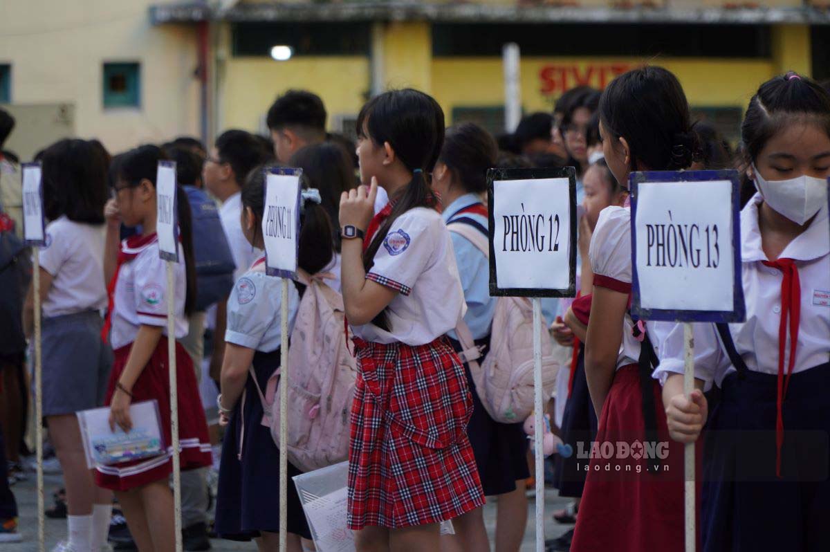 Students participate in the 6th grade enrollment survey of Tran Dai Nghia Secondary and High School for the 2026-2027 school year. Photo: Chan Phuc