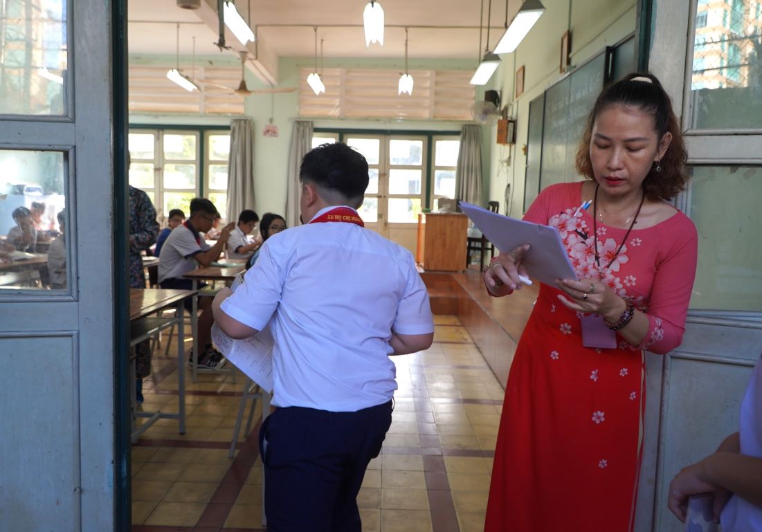 Học sinh dự khảo sát được gọi vào phòng thi. Ảnh: Chân Phúc