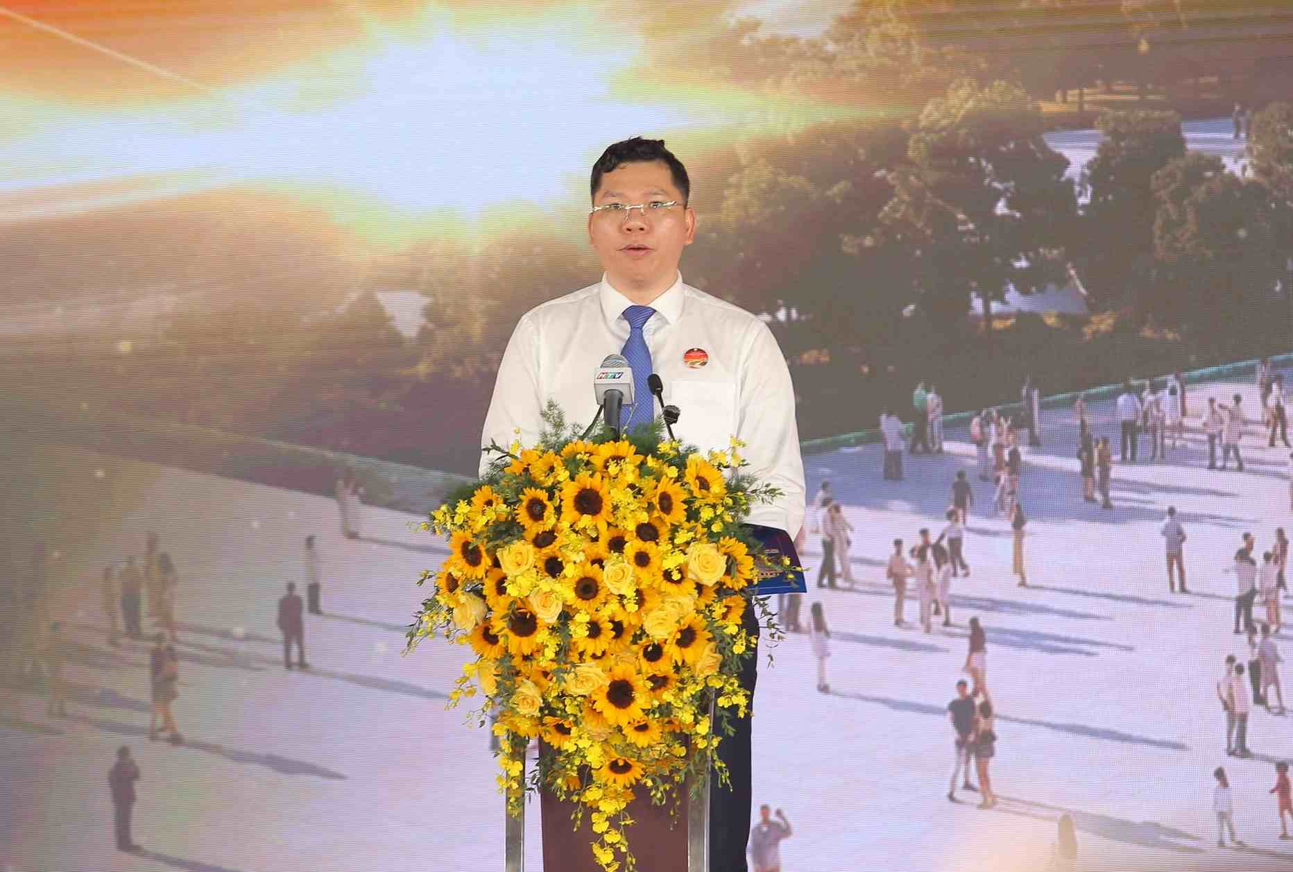 Phó chủ tịch UBND TPHCM Hoàng Nguyễn Dinh phát biểu.  Ảnh: Anh Tú