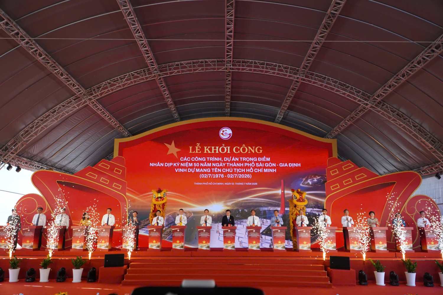 Các đại biểu bấm nút khởi công 8 dự án trọng điểm chào mừng dịp kỷ niệm 50 năm Thành phố mang tên Bác.  Ảnh: Anh Tú