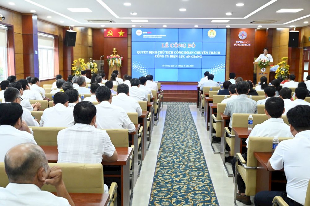 An Giang Power Company organizes a ceremony to announce the Decision of the Standing Committee of the Vietnam Electricity Trade Union on personnel work. Photo: Thuy Trang