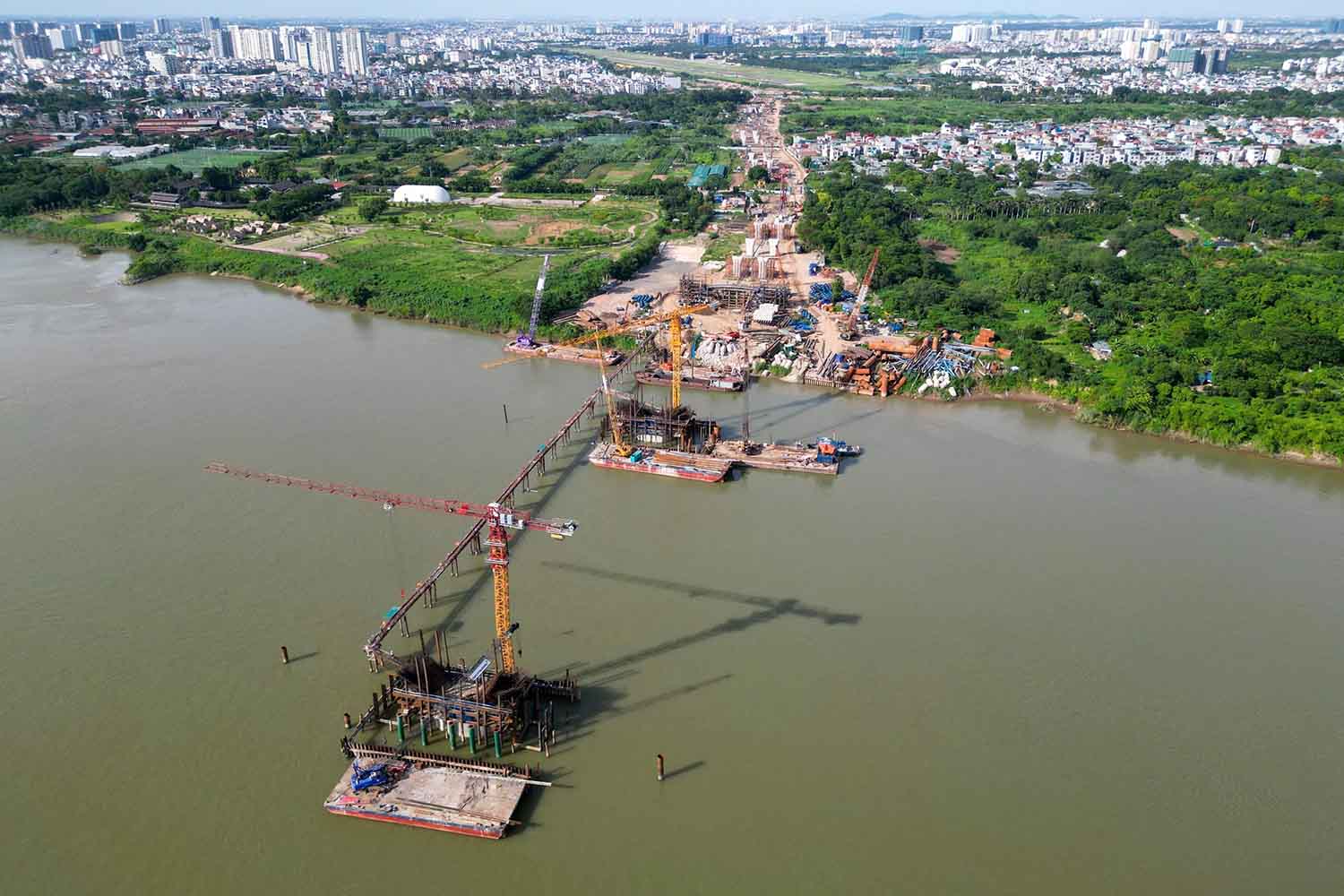 Công trường thi công cầu Trần Hưng Đạo. Ảnh: Sóng Hữu 