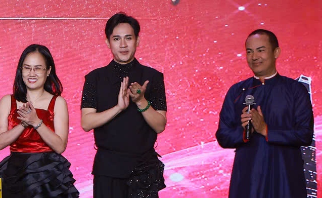 Singer Nguyen Vu (middle) accompanies the competition. Photo: Organizing Committee.