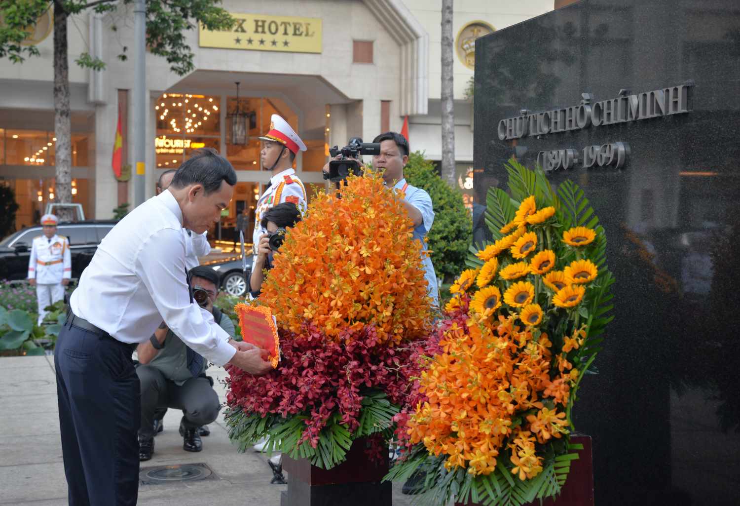 Bí thư Thành ủy TPHCM Trần Lưu Quang dâng hoa tưởng nhớ Chủ tịch Hồ Chí Min. Ảnh: Minh Quân