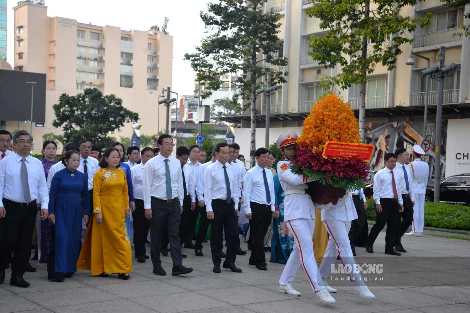 Ho Chi Minh City leadership delegation offers flowers to President Ho Chi Minh. Photo: Minh Quan