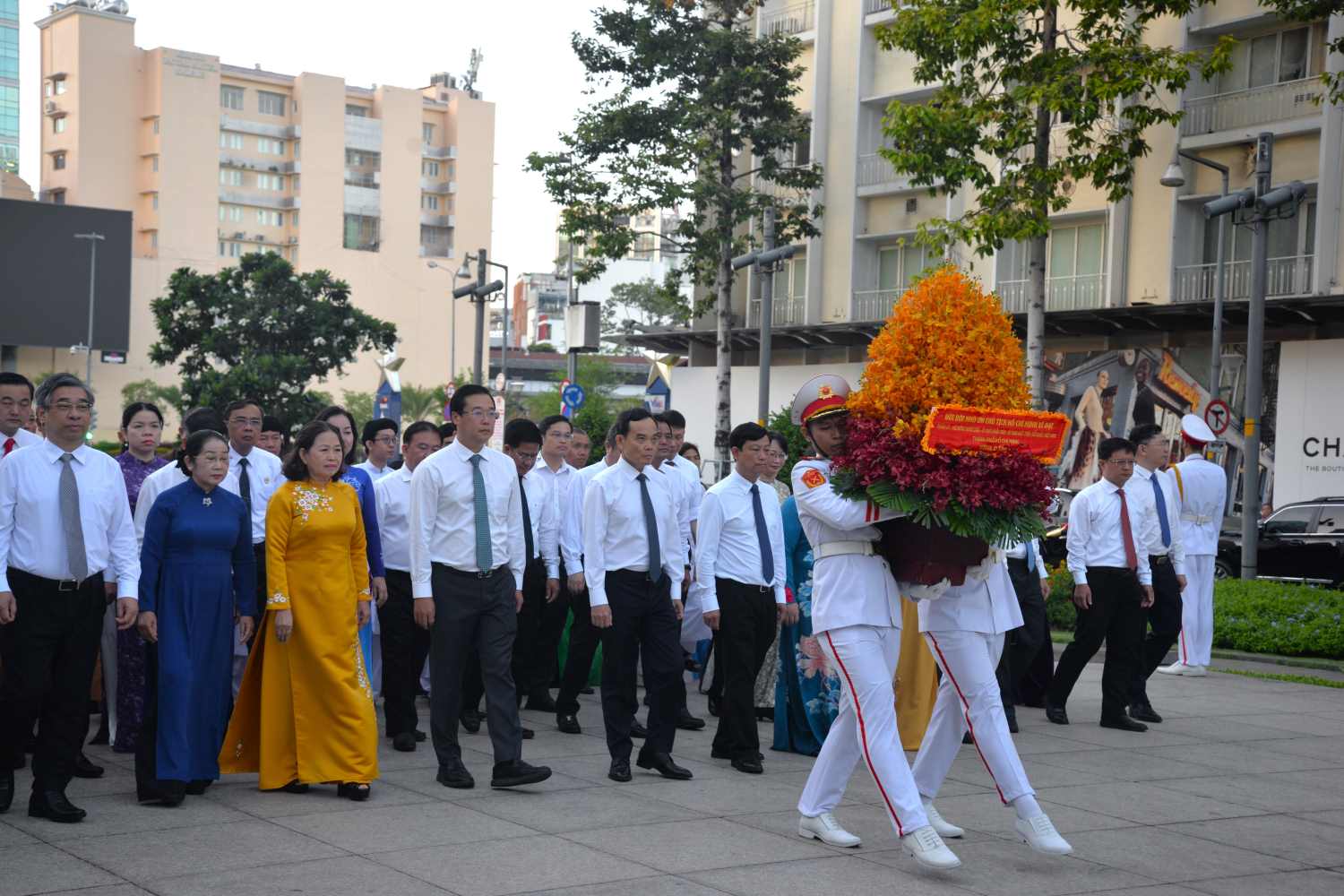 Ho Chi Minh City leadership delegation offers flowers to President Ho Chi Minh. Photo: Minh Quan