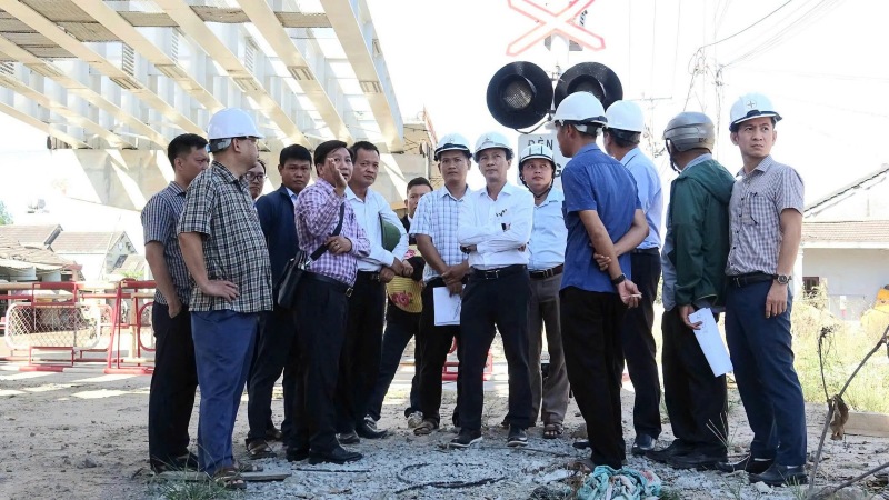 Lãnh đạo xã Thăng Bình, Đà Nẵng kiểm tra hiện trạng, nhằm tháo gỡ vướng mắc, đẩy nhanh tiến độ thực hiện dự án Cải tạo, nâng cấp Quốc lộ 14E đoạn qua địa bàn xã. Ảnh: N.Quỳnh