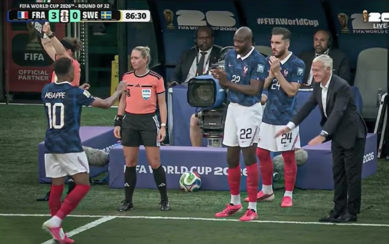 Huấn luyện viên Deschamps cúi người thán phục màn trình diễn của Mbappe. Ảnh: Cắt từ video trận đấu