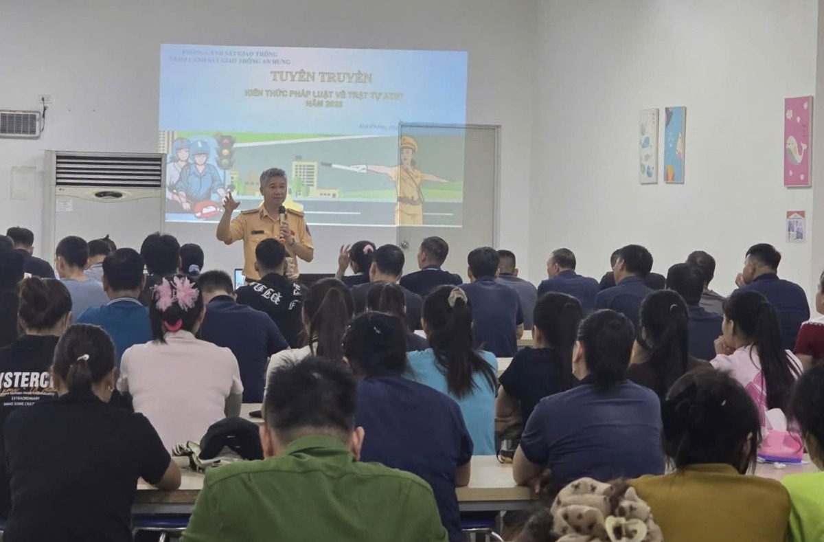 An Hung Traffic Police Station coordinates with An Phong Ward Police to propagate to workers. Photo: An Hung Traffic Police Station