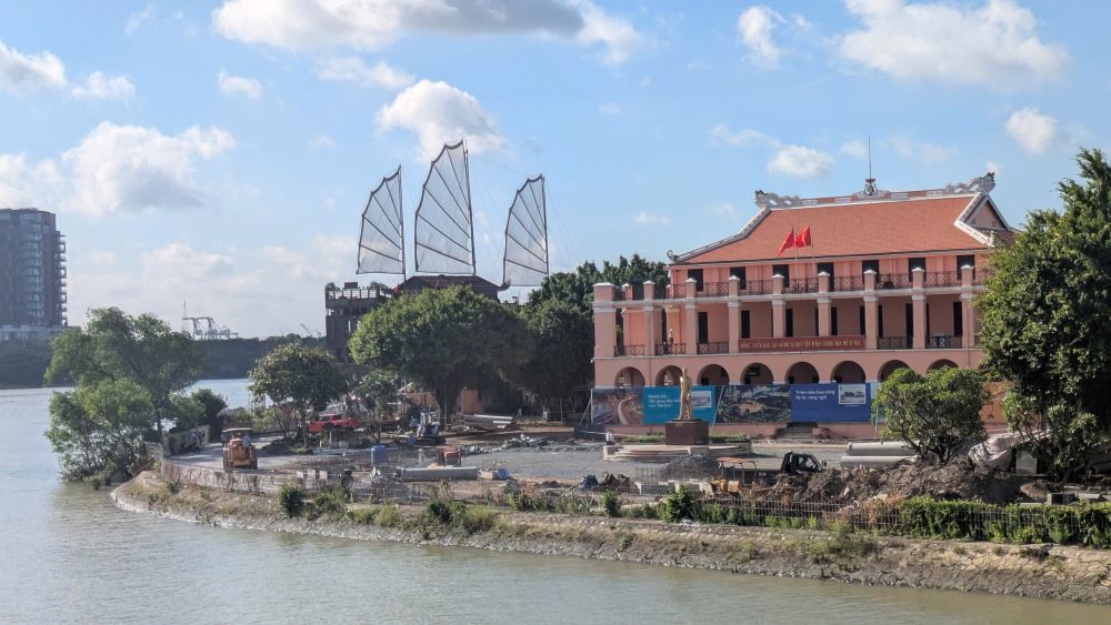 Trước đó, giai đoạn 1 của dự án đã chính thức khởi công từ ngày 29/4, tập trung cải tạo Bảo tàng Hồ Chí Minh - chi nhánh TP.HCM, chỉnh trang công viên cảnh quan, quảng trường trung tâm, không gian công cộng ven sông và hạ tầng thiết yếu. Các hạng mục này đang được thi công khẩn trương trong 120 ngày, bám sát mục tiêu khánh thành đúng dịp Quốc khánh 2/9 sắp tới.