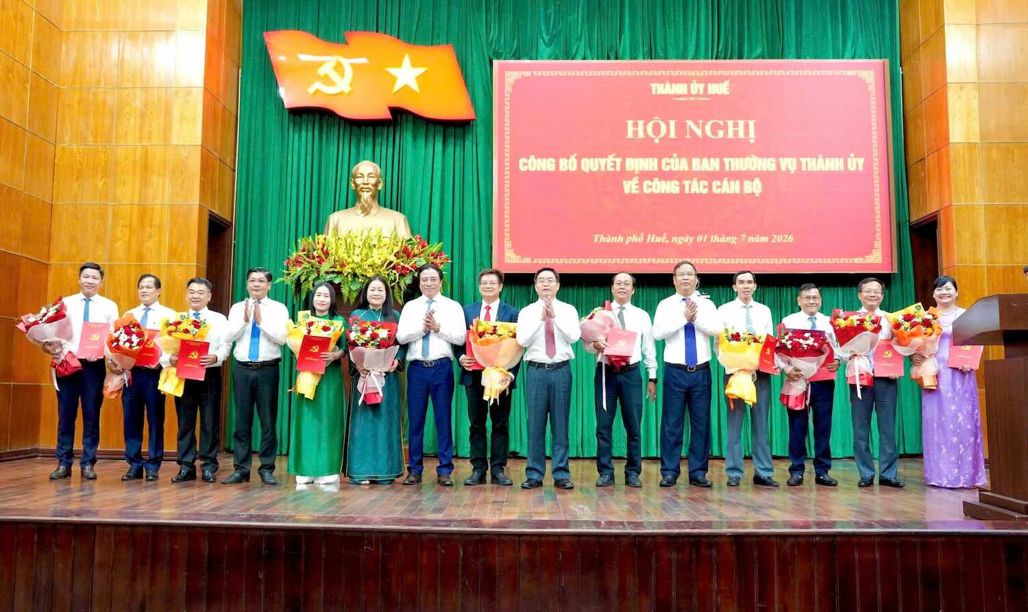 Officials who are transferred and appointed. Photo: Ngoc Minh.