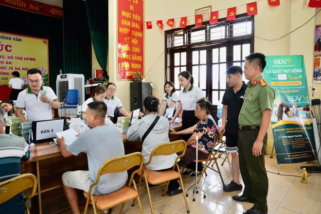 Hong Van Commune Police ensure security and order, and property safety for people receiving compensation when land is recovered for the Hanoi International Sports Urban Area project. Photo: Vu Hau