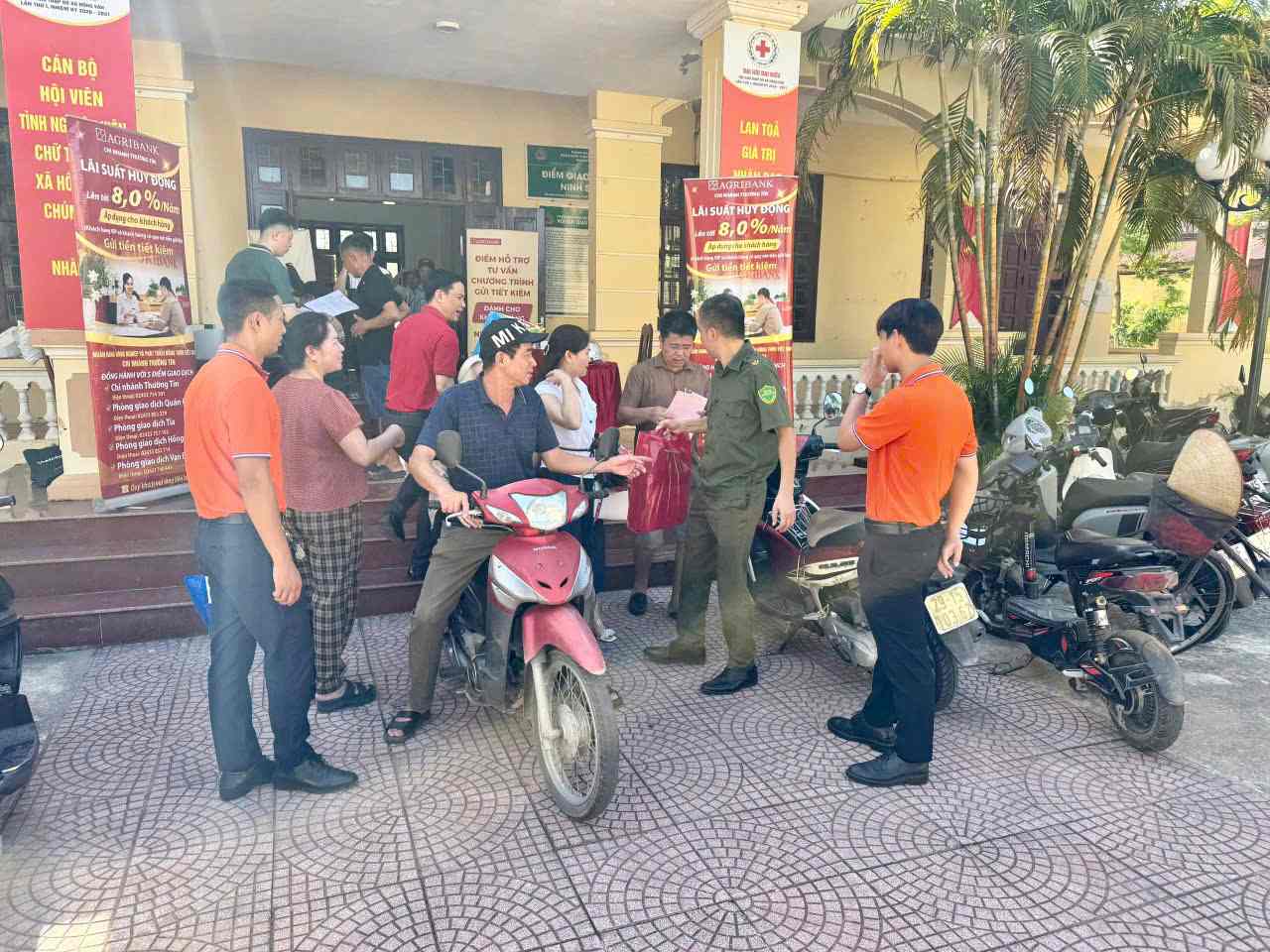 UBND xã Hồng Vân thực hiện chi trả 4.245 tỉ đồng tiền bồi thường cho hộ dân bị thu hồi đất dự án Khu đô thị thể thao quốc tế Hà Nội. Ảnh: Vũ Hậu