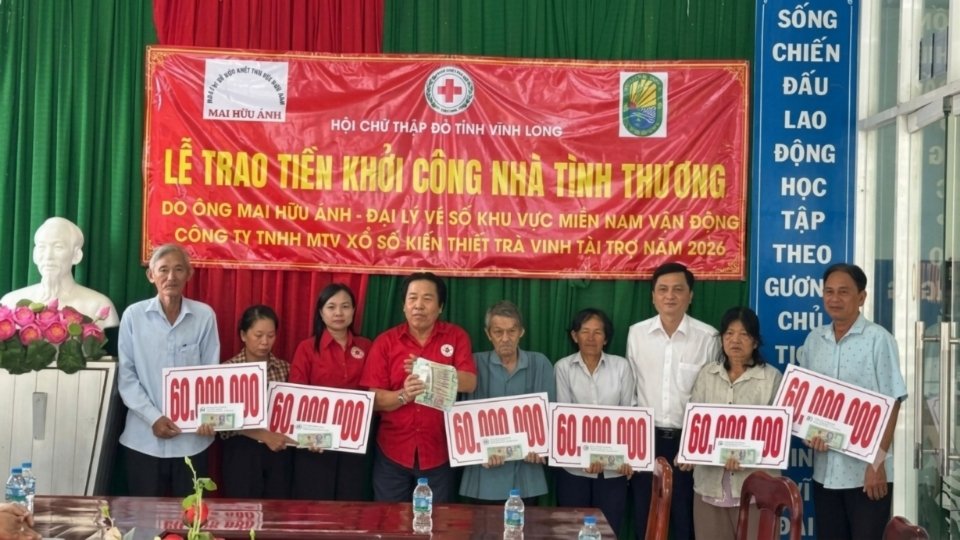 Granting funding to support the construction of charity houses for 10 poor households. Photo: Vinh Long Red Cross Society