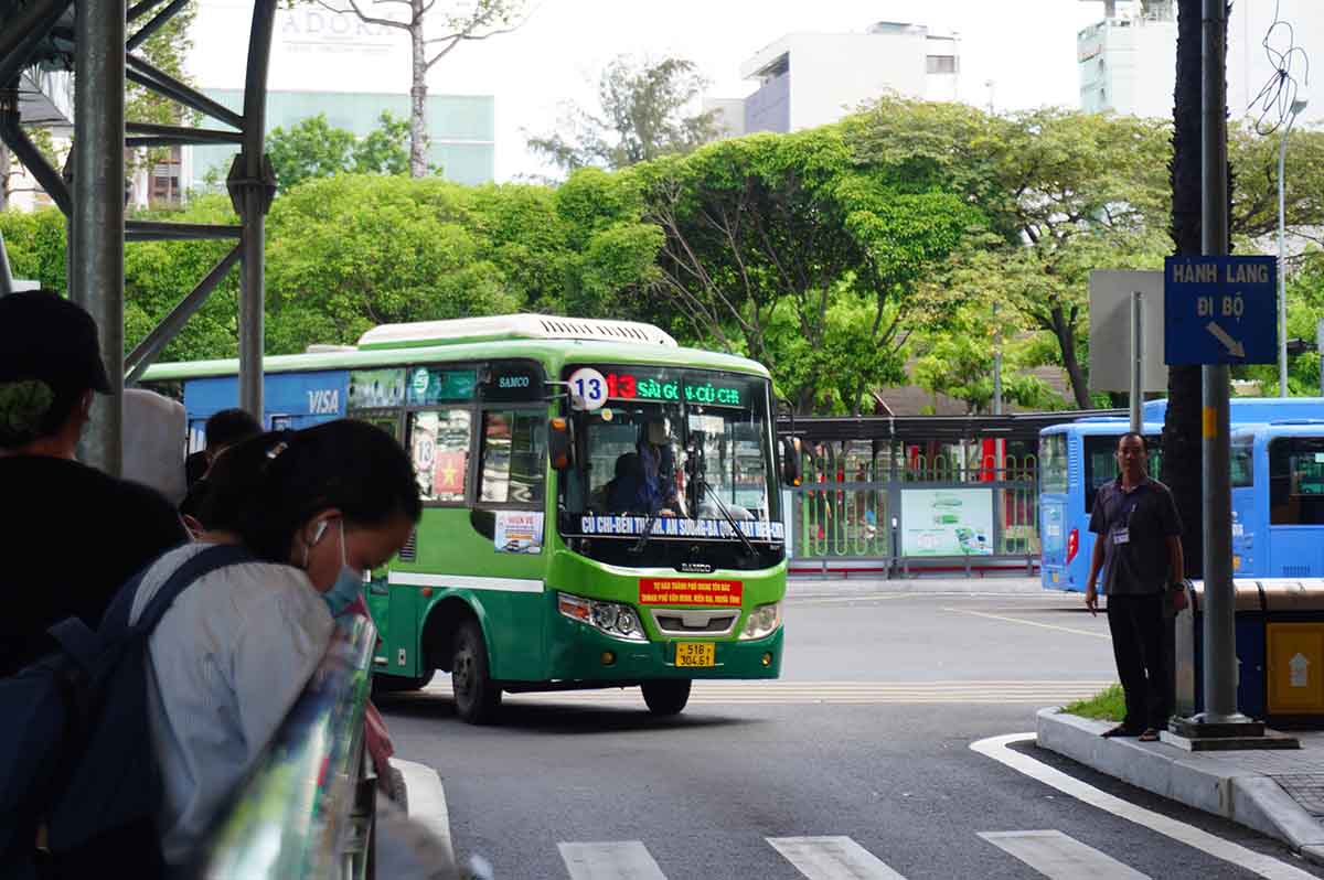 Đông người dân sử dụng phương tiện xe buýt để di chuyển trong ngày đầu TPHCM miễn phí vé xe buýt trên 134 tuyến. Ảnh: Như Quỳnh