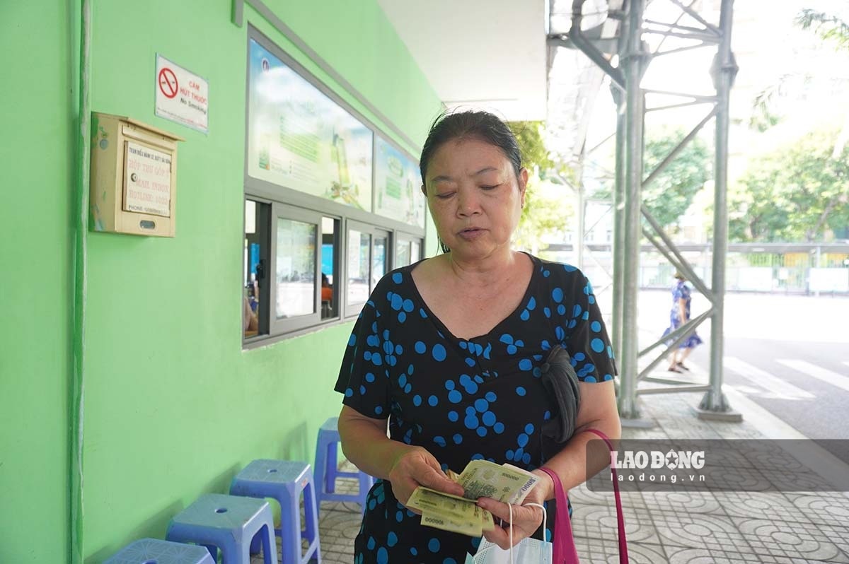 Ho Chi Minh City officially exempts 134 bus routes, people come to exchange monthly tickets and receive refunds.