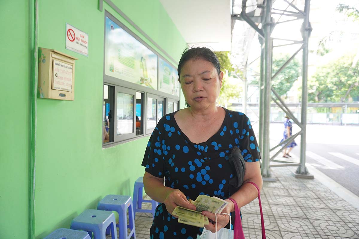 Ho Chi Minh City officially exempts 134 bus routes, people come to exchange monthly tickets and receive refunds.