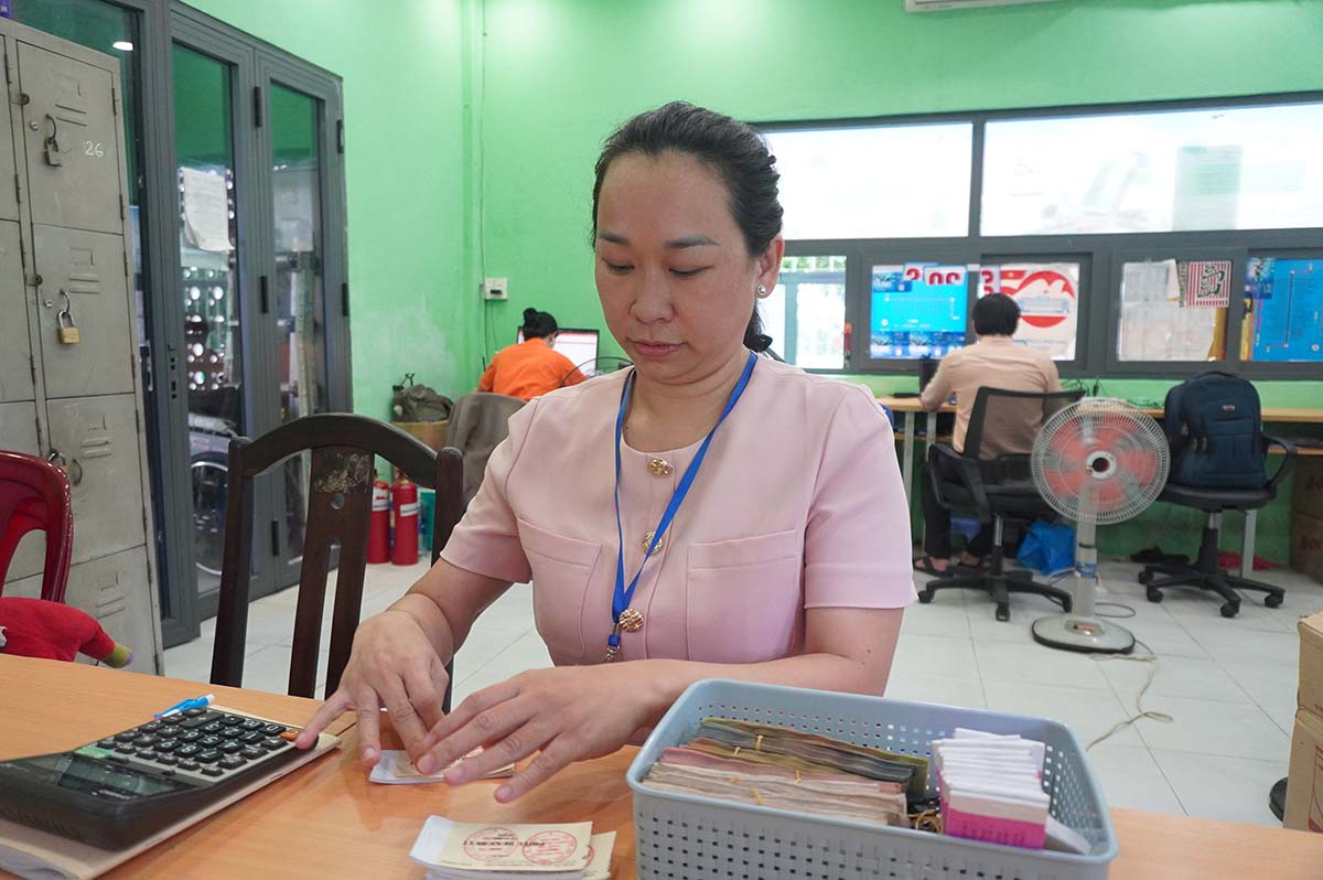 Nhiều hành khách nhận xét thủ tục đổi vé, hoàn tiền nhanh chóng, thuận tiện. Ảnh: Như Quỳnh