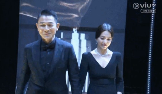 Song Hye Kyo sánh đôi cùng Lưu Đức Hoa trên sân khấu lễ trao giải Kim Tượng (Hong Kong Film Awards). Ảnh cắt từ video. 