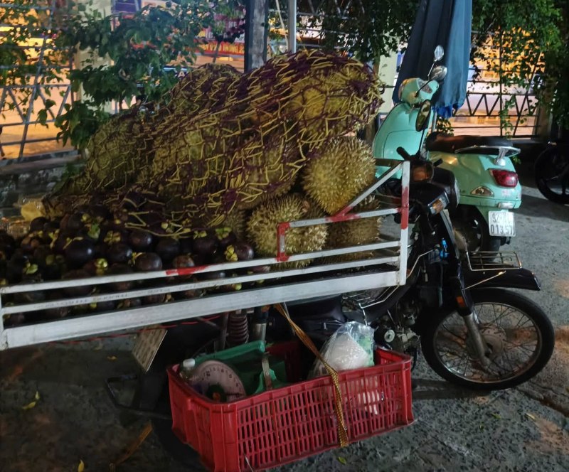 Người bán sầu riêng trước chợ đêm An Hải, Đà Nẵng bị du khách tố cân gian và có thái độ không chuẩn mực. Ảnh cắt từ clip.
