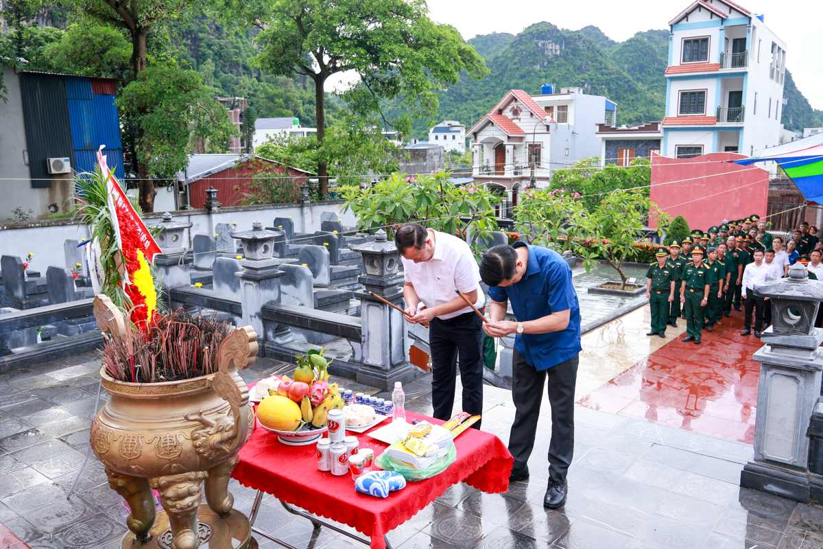 Delegates offer incense, expressing deep gratitude to the spirits of heroic martyrs. Photo: E-Portal of Cat Hai Special Zone, Hai Phong