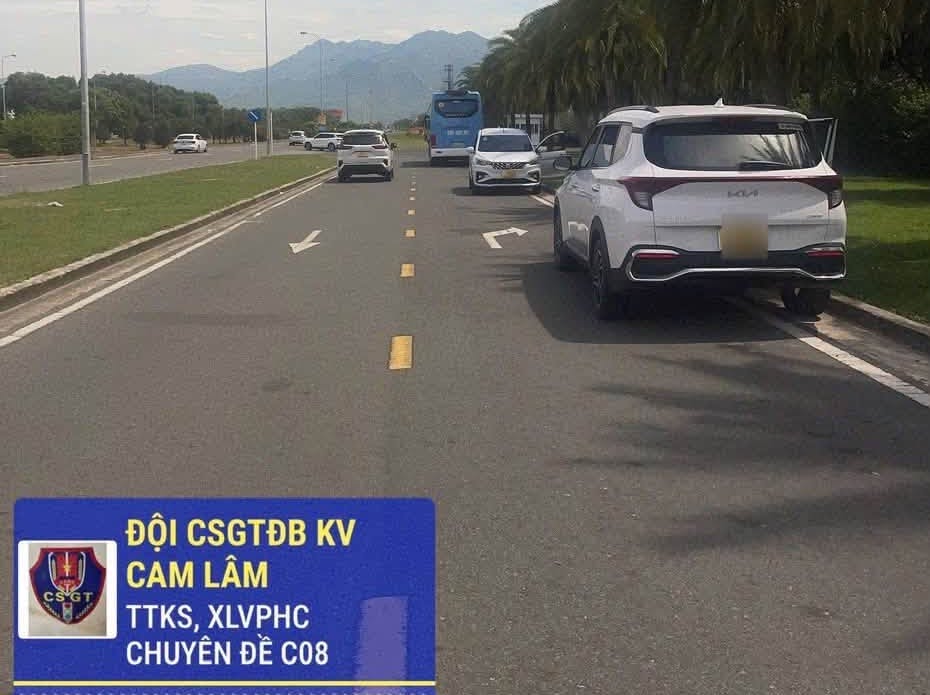 Functional agencies have fined 3 cars for the act of stopping and parking in the opposite direction. Photo: Traffic Police Department