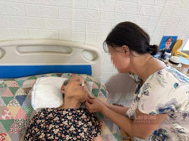 Cụ Nguyễn Thị Ngát đã nhận được số tiền trợ cấp BHXH bị dồn lại suốt 5 năm qua. Số tiền lên đến hơn 177 triệu đồng. Ảnh: Thùy Linh