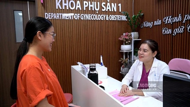BSCKII Nghiem Thi Kim Thu (Department of Obstetrics I, Thanh Nhan Hospital) consults pregnant women. Photo: Phuong Anh