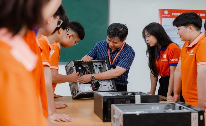 Theo định hướng triển khai Nghị quyết 57, nhân lực không chỉ là yếu tố phục vụ phát triển khoa học và công nghệ mà còn quyết định năng lực đổi mới sáng tạo và khả năng làm chủ các công nghệ mới trong tương lai. Ảnh: LĐ