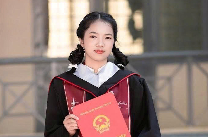 Huynh Dieu My - a 12th grade student, Nguyen Cong Tru High School No. 1, Dak Lak - achieved the valedictorian of block B00 with absolute score. Photo: Character provided