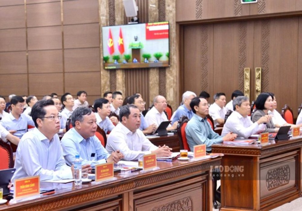 Politburo Member, Secretary of the Hanoi Party Committee Tran Duc Thang and Hanoi City leaders attend the Hanoi Party Committee bridge point. Photo by Viet Thanh