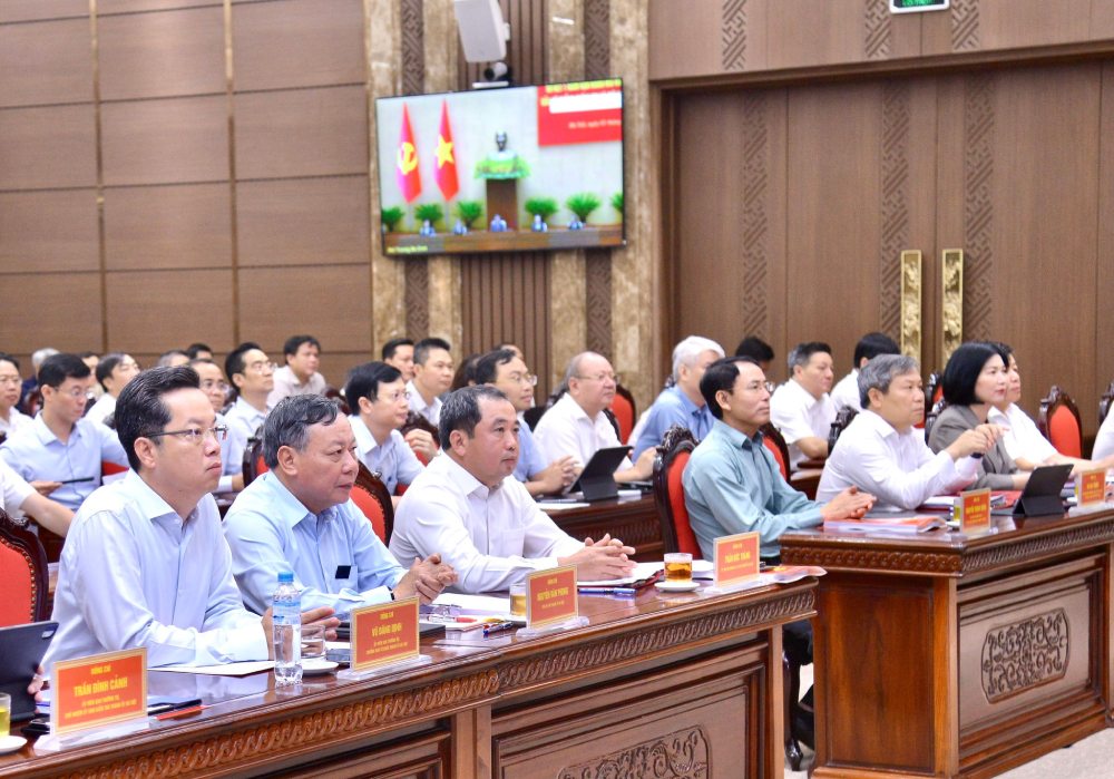 Politburo Member, Secretary of the Hanoi Party Committee Tran Duc Thang and Hanoi City leaders attend the Hanoi Party Committee bridge point. Photo by Viet Thanh