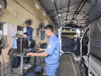 El nuevo software de inspección técnica tiene problemas, el Departamento de Inspección Técnica los soluciona urgentemente. Foto: Minh Hanh